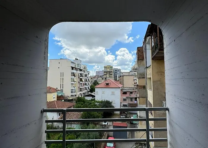 Diem Near Pazari I Ri * Tirana