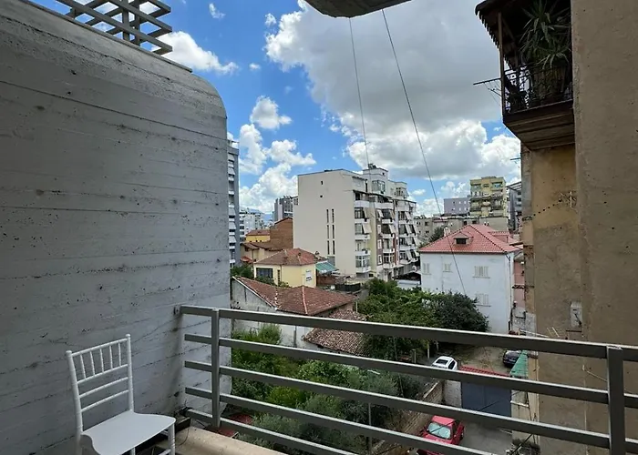 Diem Near Pazari I Ri * Τίρανα
